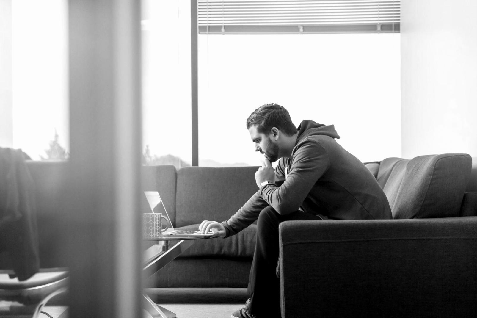 Espace de travail d'entrepreneur créatif organisé